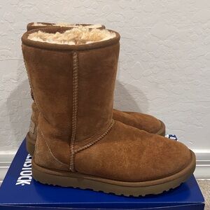 UGG Classic Short II Chestnut Boots. Women’s size 6